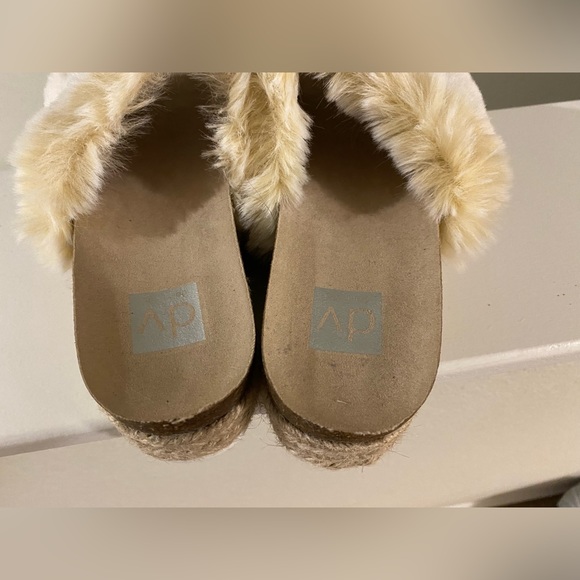 Women’s DV Faux Fur Platforms - Picture 2 of 4
